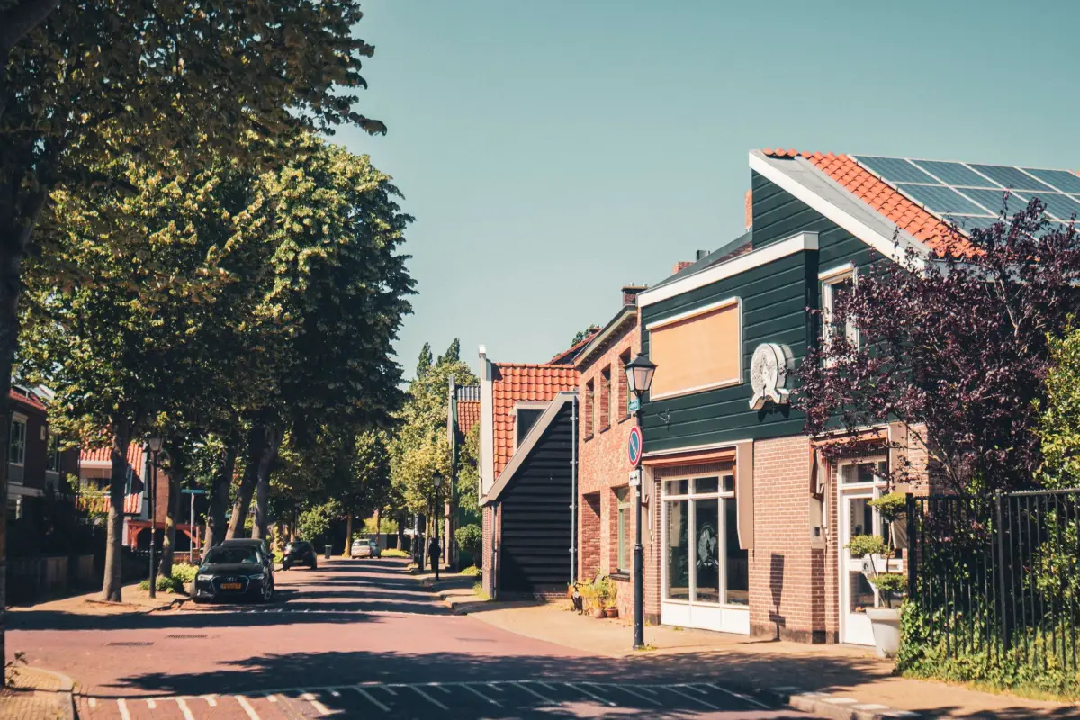 Bakstenen woningen in een rustige woonwijk