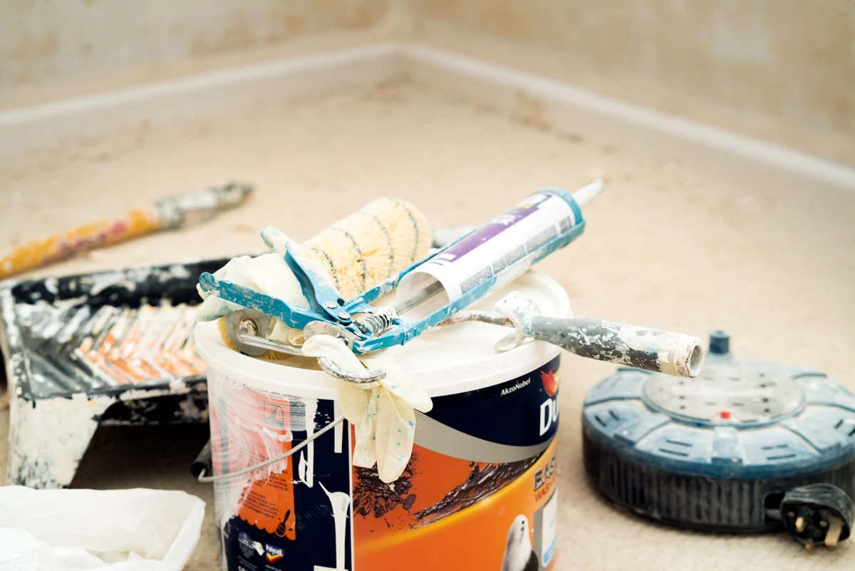 Plafond wordt met een verfroller wit gemaakt