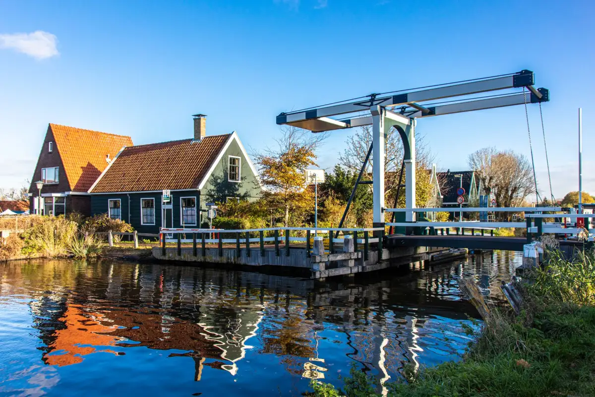 Huizen langs een vaart in een dorp