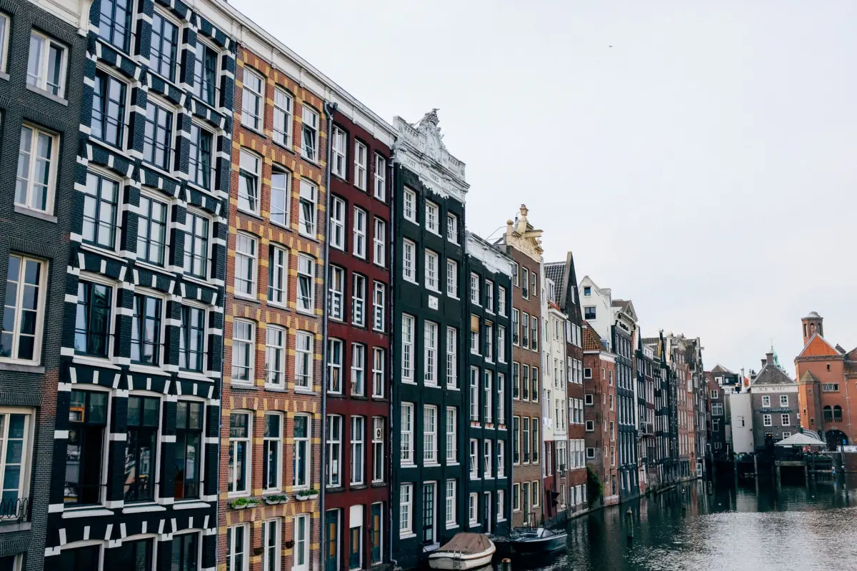 Oude panden aan een gracht