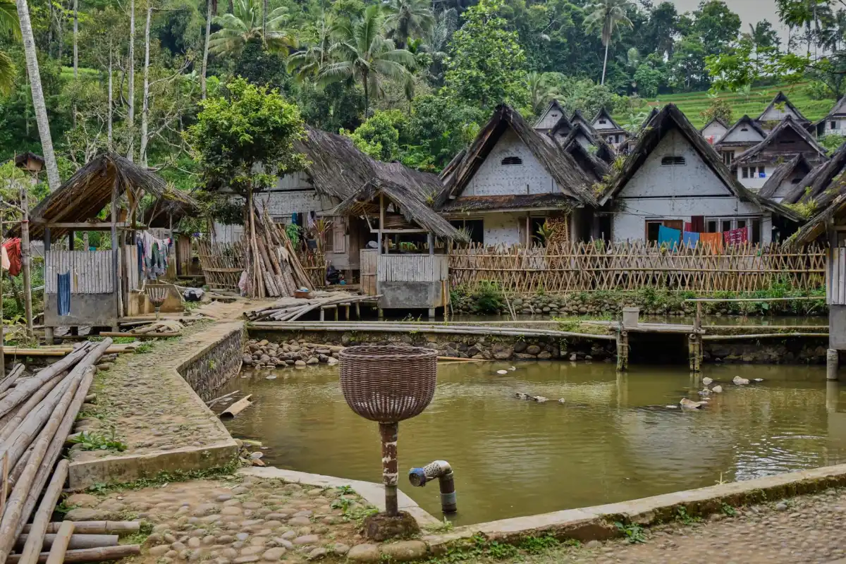 Woning met rieten dak aan het water