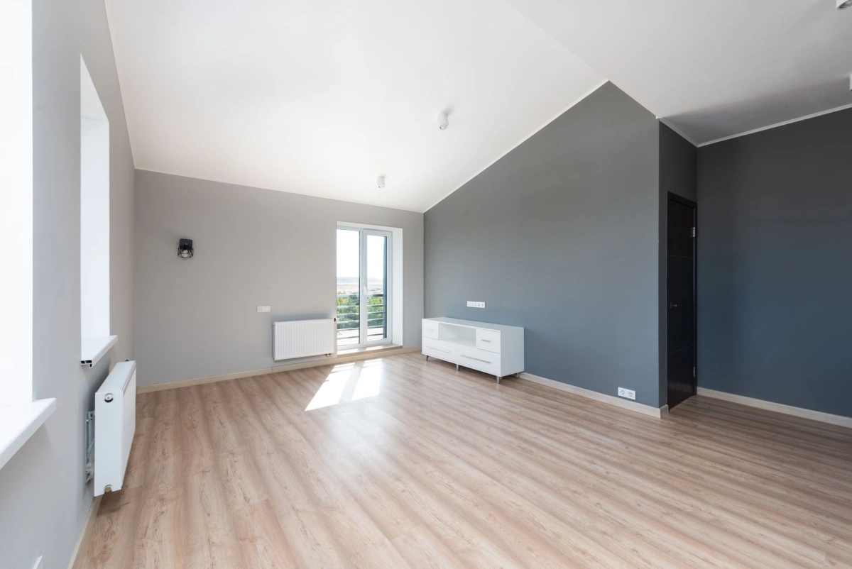 Strak witte wand in een lege woonkamer